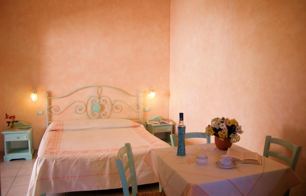 Residence Riva Azzurra Cannigione Szoba fotó